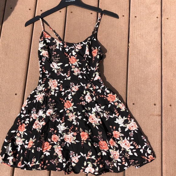 Forever 21 Tops - BOGO FREE forever 21 Flowy floral tank top